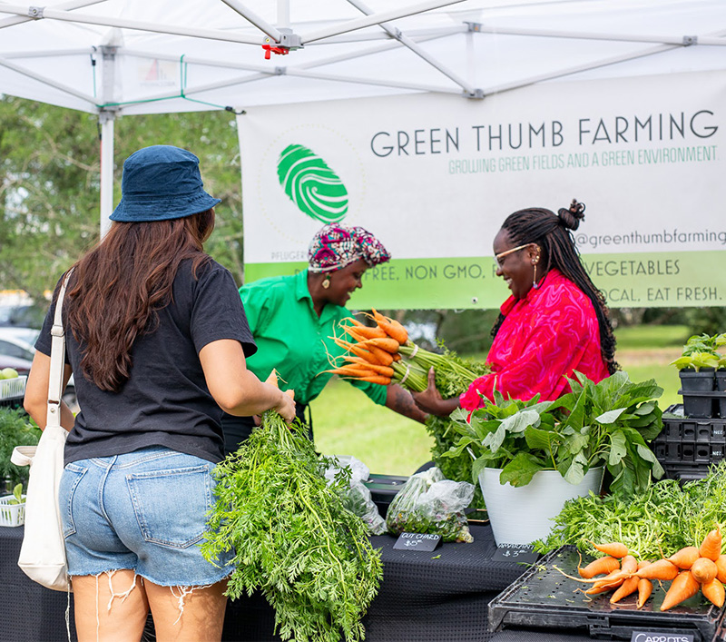 Local Texans picking up fresh produce from Green Thumb farmers through the Sustainable Food Center.