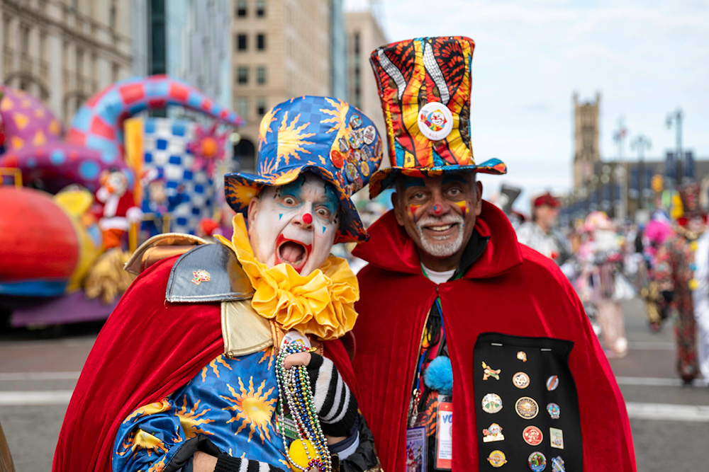 Beautiful morning at the S3 Turkey Trot with to clowns from The Parade Company.